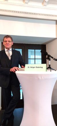 Dr. Heiger Ostertag moderiert die Lesung Natalka Sniadanko. Foto Heinz Flischikowski.